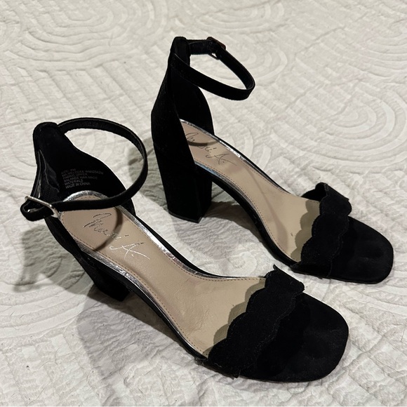 Heels - Picture 2 of 4